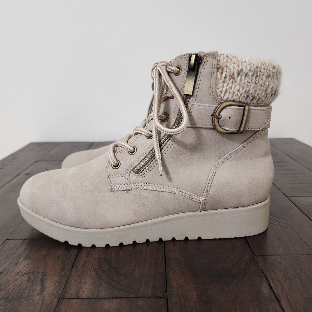 St. John's Bay Frampton Taupe Lace-up Knit Cuff Buckle Boots Sz 7 Classic Casual - Picture 4 of 12